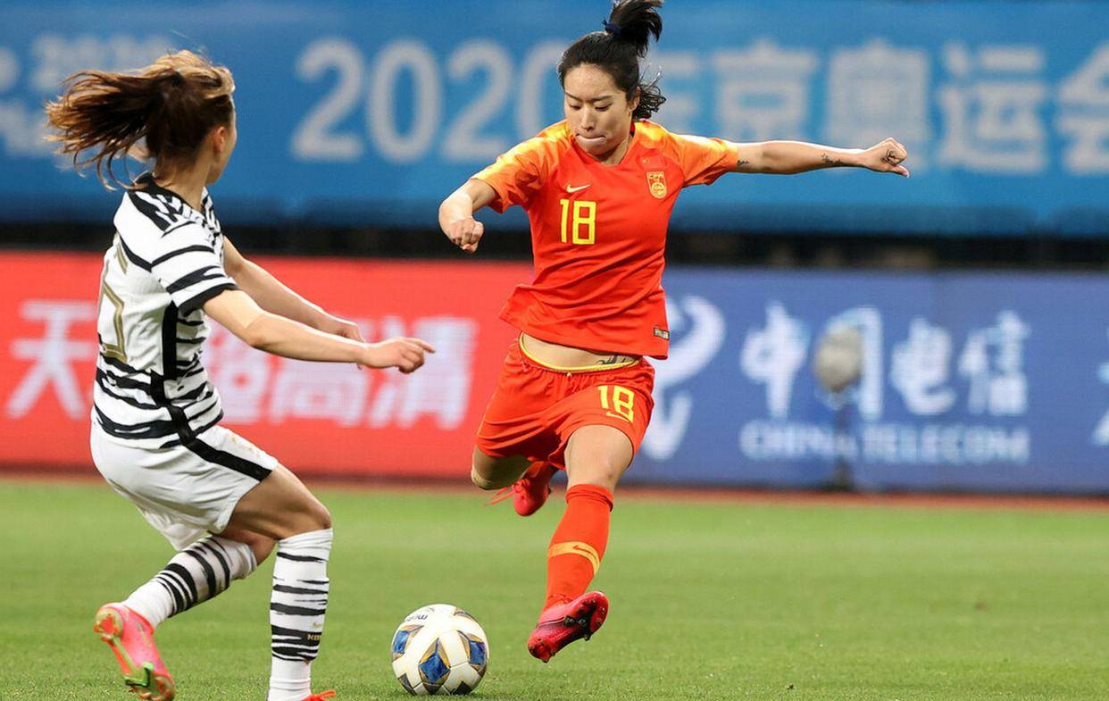 中国女足再次披挂上阵，为比赛做好准备